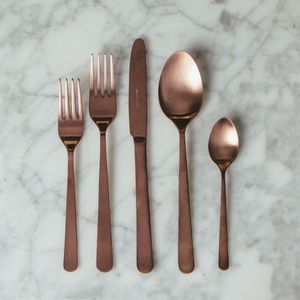 Elegante aço inoxidável talheres com acabamento preto fosco e perfil contemporâneo ideal para mesas de jantar minimalistas - Product Image 1