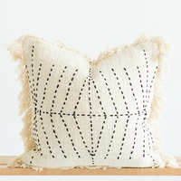 Housse de coussin décorative en coton blanc, style bohème minimaliste, avec franges et pompons – Faite à la main pour accentuer votre canapé moderne