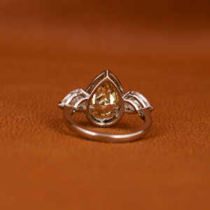 Bague de fiançailles Halo à trois pierres en or massif 18KT Trendy Yellow Pear Cut Lab Created Diamond IGI Certified Anniversary Gift Ring - Product Image 4