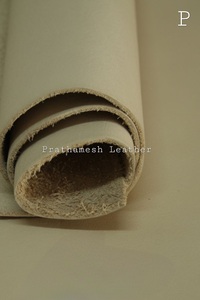 หนังควายพราธามีช สีขาว ลายเรียบ ขัดเงา หนา 0.8-1.2 มม. 18-25 ตารางฟุต สำหรับทำเฟอร์นิเจอร์ - Product Image 5