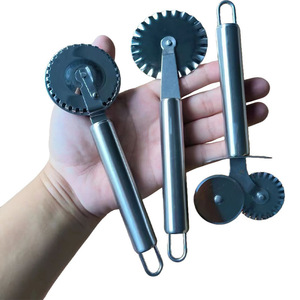 Tagliapizza PT05 in Acciaio con Doppia Ruota, Coltello per Decorazione e Lavorazione dell'Impasto Multifunzione - Product Image 1