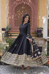 Robe Anarkali noire et marron avec dupatta, broderie en georgette étoilée, travail de séquence en zari, robe avec dupatta brodé de séquence - Product Image 3