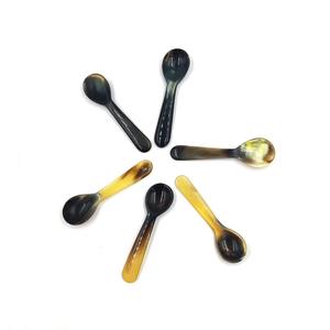 Cuillère en corne de buffle naturelle, fabriquée à la main et polie, parfaite pour servir des épices, des condiments ou pour une utilisation décorative sur la table, de haute qualité - Product Image 6
