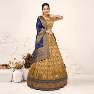 Lehenga Choli de Seda Banarasi Heritage con Bordado Jacquard Fino y Dupatta de Borde Rico para Bodas y Diwali - Sin Arrugas - Product Image 2