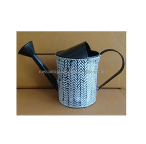 Arrosoir en métal haute capacité conçu pour l'efficacité, assurant un arrosage confortable des pelouses, des jardins et des terrasses - Product Image 3