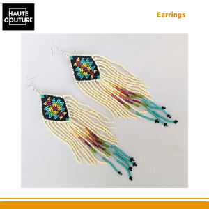 Grand choix de boucles d'oreilles pour femmes, fabriquées et brodées à la main - losange avec des glands blancs, provenant d'un fabricant indien - Product Image 4