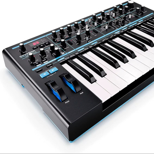Bass Station II Synthétiseur analogique mono mécanique avec clavier USB rétroéclairé RGB, 64 patchs d'usine, séquenceur de pas basés sur motifs et arpeggiateur - Product Image 3