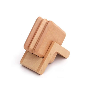 Posavasos de madera de diseño moderno con acabado marrón, ideales para oficina y hogar. - Product Image 4