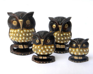 Ensemble de 4 statues d'hiboux décoratives en bois WOS-1043 avec incrustations de perles et de pierres turquoise, design contemporain pour usage hôtelier - Product Image 3