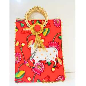 Pichwai กระเป๋าถือพิมพ์ลายวัวพร้อมที่จับกำไลลายดอกไม้สวยสำหรับผู้หญิงและเด็กผู้หญิงสำหรับตกแต่งงานแต่งงาน - Product Image 1