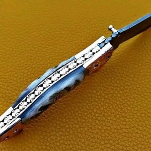 Cuchillo plegable de hoja fija de acero de Damasco hecho a mano de la mejor calidad, mango de cuerno OEM personalizable para caza de bolsillo para acampar. - Product Image 3