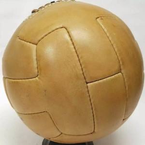 Ballon de football classique au design vintage en cuir véritable adapté aux cadeaux et aux promotions - Product Image 3