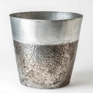 Maceta Sterling Touch con rico brillo de martillo en tono plateado para esquinas espirituales o exhibiciones artísticas de jardín - Product Image 1