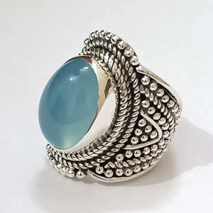 Anillo de Plata de Ley 925 Hecho a Mano por Navya Craft, Estilo Boho con Calcedonia, Piedra de Nacimiento de Marzo, Personalizable, Talla Americana - Product Image 4