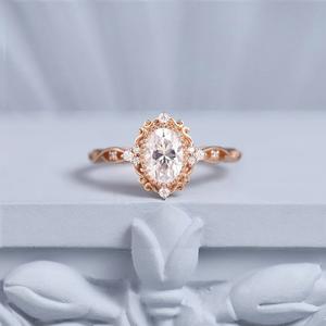 Bague de Fiançailles Vintage en Moissanite Ovale 1 Carat, Style Art Déco, Filigrane Unique, Grappe de Pierres, en Argent Sterling 925 avec Griffes - Product Image 1