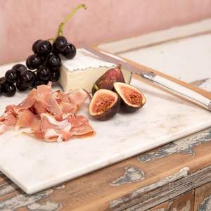 Planche à découper en marbre classique conçue pour les cuisines élégantes offrant une surface lisse pour une découpe précise des aliments - Product Image 1