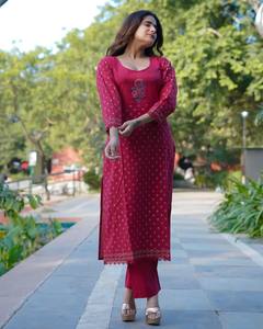 Ensemble coordonné Ruhani Ruby en pur coton imprimé à la main avec motif doré au meilleur prix - Product Image 3