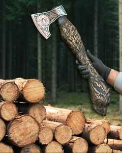 Hache viking haut de gamme en acier à haute teneur en carbone forgé à la main avec gravure manuelle, pour l'extérieur, avec étui en cuir fin - Product Image 1