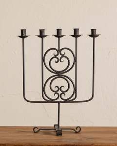 Grand support de candélabre en métal orné pour décor de scène avec des motifs complexes et une base en métal solide - Product Image 2