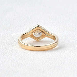 Conjunto de anillo de boda Moissanite corte redondo vintage elegante y atemporal - Product Image 3