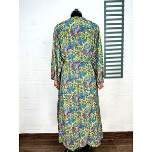 Kimono en soie style bohème chic pour femme, 1 pièce, robe de plage avec motif Paisley bleu et floral, cadeau de luxe pour anniversaire - Product Image 6