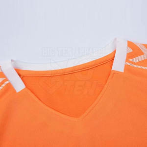 Conjunto de Uniforme de Fútbol con Números, Nombres y Logotipos Impresos Personalizados, Hecho de Tela de Poliéster de Alta Calidad para un Mejor Rendimiento - Product Image 3