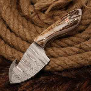 Couteau de chasse à lame fixe en acier Damas fait à la main pour la survie en camping, avec crochet à dépecer, manche en bois, personnalisé avec étui - Product Image 2