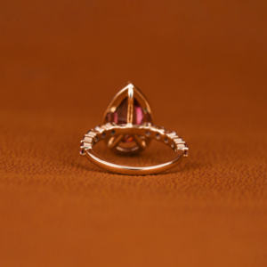 Bague de fiançailles en argent plaqué or style classique, diamant rose taille poire, créée en laboratoire avec des diamants de côté taille ronde rose et blanc - Product Image 5