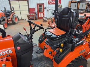 Tracteur de jardin Kubota 45HP 4x4 avec chargeur frontal et pelle arrière, tracteur multifonctionnel sur roues - Product Image 5