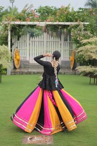 บรรยากาศของ navratri เป็นแบบดั้งเดิมและจิตวิญญาณและมุ่งเน้นไปที่ความสนุกสนานในงานรื่นเริงของเทศกาล reyon Gota patti ที่น่าดึงดูด - Product Image 6