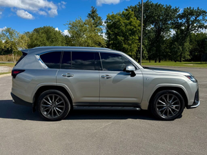 Lexus LX 600 ปี 2024 มือสอง สภาพดี พวงมาลัยซ้าย ล้อแม็ก R20 เบาะหนังสีเข้ม SUV เกียร์อัตโนมัติ กล้องมองหลัง - Product Image 6