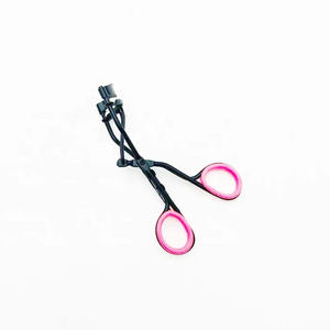 Recourbe-cils de Précision en Acier Inoxydable avec Conception Ergonomique pour une Prise Confortable, Système de Recourbement Jetable et Durable, Personnalisable - Product Image 4
