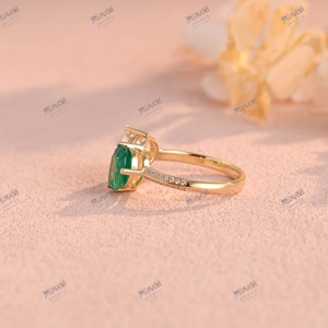 Anillo de Bodas de dos piedras de moissanita blanca y verde con corte de pera, diseño único de doble gema, compromiso perfecto o regalo de aniversario - Product Image 6