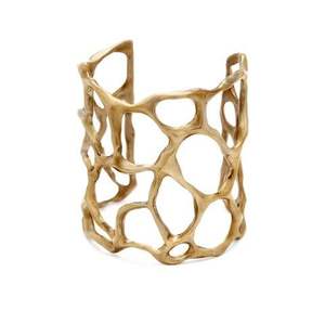 Bracelet en métal de designer, fabriqué avec soin, offrant une sensation haut de gamme et un style sophistiqué - Product Image 6