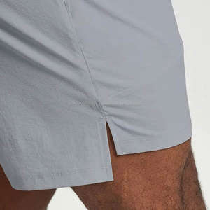 กางเกงขาสั้นออกกำลังกายสำหรับผู้ชาย รุ่นซัมเมอร์ รีไซเคิล เนื้อผ้านุ่มสบายผิว ดีไซน์ผ่าข้าง เหมาะสำหรับวิ่งและเล่นเทนนิส - Product Image 6