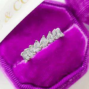3,99 TC Pear Cut Moissanite Full Eternity Wedding Band en oro blanco sólido de 14K Juego de puntas compartidas Anillo de apilamiento a juego para mujeres - Product Image 2