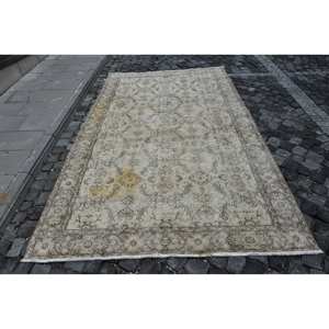 พรมตุรกีวินเทจขน9.2ft เบจสีน้ำตาลขนาด5.7 X ถักทอแบบแบนมีลวดลายปะติดสำหรับตกแต่งห้องนั่งเล่นหรือใช้ในห้องโถง - Product Image 1