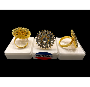 Bague au design floral personnalisé chic en plaqué or et argent avec bijoux étincelants en incrustation de diamants américains - Product Image 1