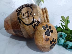 Handcrafted Mangowood Urns อนุสรณ์ไม้ที่ระลึกผู้ใหญ่เถ้าโถขยะพร้อมฝาปิดและหัวใจแกะสลักสําหรับมนุษย์และสัตว์เลี้ยง Ashes - Product Image 3