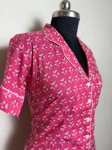 Camisa de algodón con estampado floral rosa para mujer Camisa informal de manga corta con botones Rosa con estampado blanco - Product Image 4