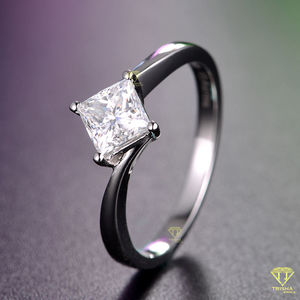 Anillo de compromiso de moissanita de corte princesa personalizado, joyería de boda solitaria clásica para mujer en plata de ley - Product Image 3