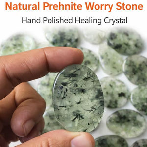 Pierre de préhnite naturelle, pierre de préoccupation, polie à la main, cristal de guérison, pierre pour le pouce - Product Image 1