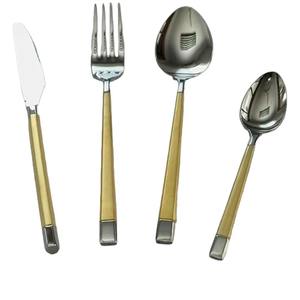 Couverts en acier inoxydable utilisés dans les ustensiles de cuisine Tabletop Cafe Home Couverts finis plaqués couleur argent Poignée couleur or Ensemble de 4 - Product Image 1
