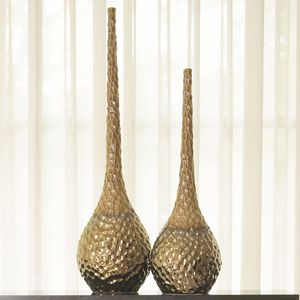 Vase à fleurs en métal orné, créé pour la décoration intérieure luxueuse, présentant des fleurs avec une artisanat artistique complexe - Product Image 1
