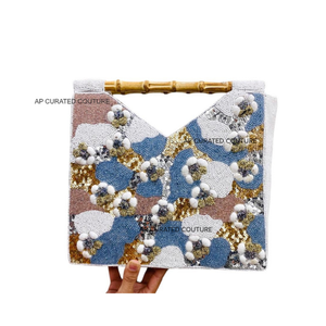 Bolso de mano hecho a mano con cuentas y asas de bambú en forma de V Bolsa de cosméticos con temática marina única para cada ocasión - Product Image 1