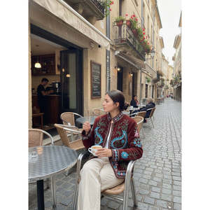 Veste d'extérieur en velours bordeaux Zafar Bloom avec broderie Suzani turquoise et rose, manteau d'hiver fini - Product Image 5