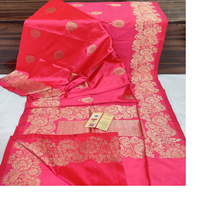 Saris en soie brocart sur mesure avec base jaune et bordure et motifs de couleur vert et or idéaux pour la revente par les magasins de tissus