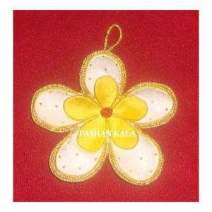 ดอกไม้วาววับสวยงามมากบนผ้าเครื่องประดับแขวนทำด้วยมือของปักสีทอง zari และลูกปัดสำหรับตกแต่ง - Product Image 1