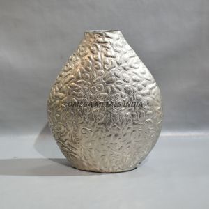 Vase en métal de finition argentée élégant avec des détails gravés artistiques pour une pièce maîtresse accrocheuse dans n'importe quel espace - Product Image 2