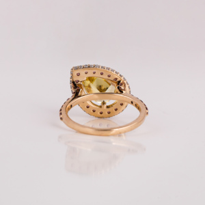 Bague de fiançailles en or plaqué 14 carats avec diamant de laboratoire taille poire jaune, sertissage halo et diamant rond rose, pierre d'accentuation glamour - Product Image 4